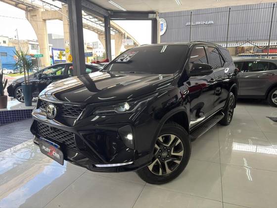 TOYOTA HILUX SW4 2.8 D-4D TURBO DIESEL SRX PLATINUM 7L 4X4 AUTOMÁTICO